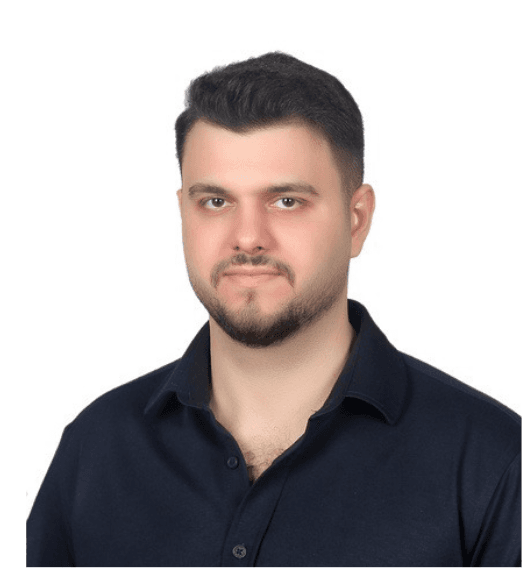 Emre Ethem Aydoğan'ın portre fotoğrafı. Koyu lacivert gömlek giymiş, beyaz fon önünde kameraya bakıyor.
